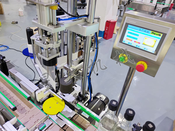 酒瓶自動貼標(biāo)機(jī)實(shí)拍圖